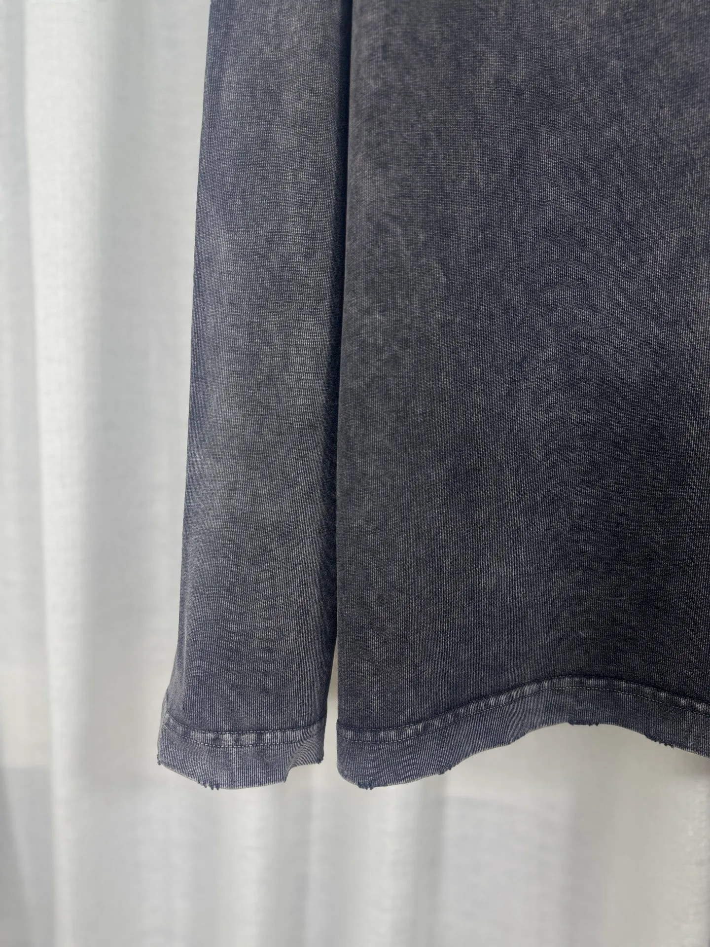 P250 top version, real shot without P, ​​different from market currency) 𝗖𝗵𝗿𝗼𝗺𝗲 𝗛𝗲𝗮𝗿𝘁𝘀/Cro Heart 2025 Autumn and Winter Horseshoe Cross Sticker 3D Glue Couple Casual Long Sleeve 👑The highest version! Customized fabric 320g fabric! Horseshoe cross printing 3D hot glue! The best-selling model in the counter, very comfortable to wear. Accessories: original molded and authenticated collar label➕100% silk wash label. Genuine purchase-grade original hangtag➕matching hanging rope➕3D hanging beads➕original packaging bag. Craftsmanship: The original version has consistent wiring! The highest version of the armhole matching technique! Color: Blue Black Size: S M L XL Style No.: 5175